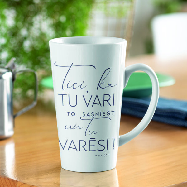 Liela latte krūze mērķtiecīgiem cilvēkiem